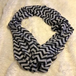 Black & white light chevron scarf 🧣